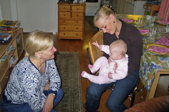 Pertti Huotari - perheidylli Saran kanssa kesalla 2008.jpg